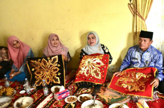 Resmikan KUB dan Pelatihan Tutup Dulang, Deswita: Kami Selalu Mendorong Bangkitnya Industri Rumah Tangga. 