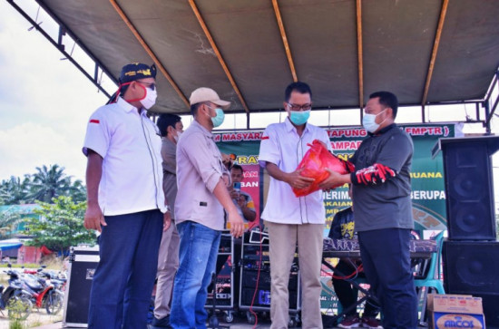 Penggalangan Dana bersama FMPTR, Bupati Kampar serahkan 100 paket Sembako