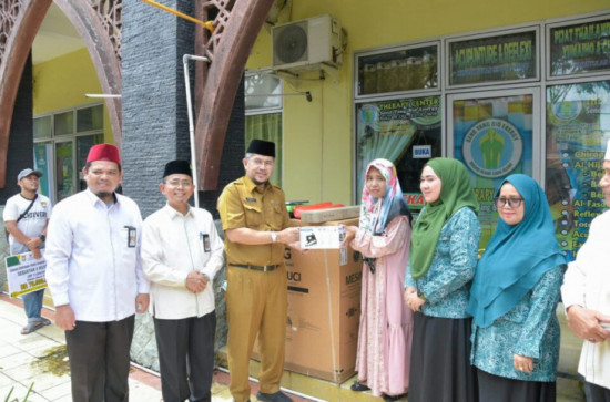 Baznas Kampar Distribusikan Zakat Produktif kepada Mustahiq.