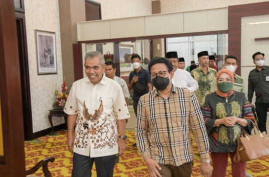 Pj Bupati Kampar Kamsol Sambut Kedatangan Menteri Desa PD TT RI.