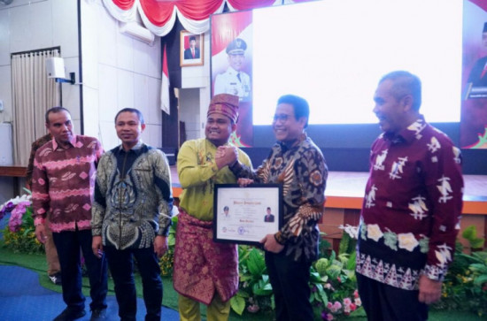 Menteri Desa PDTT RI Serahkan Penghargaan Kepada Beberapa Kepala Desa