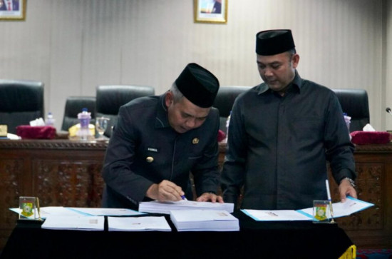 Pj Bupati Kampar dan DPRD Kampar Tandatangani Nota Kesepakatan KUA-PPAS APBD Tahun 2023.