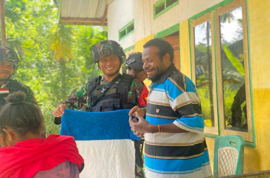 Satgas Pamtas Yonif 132/BS Berbagi, Masyarakat Sambut dengan Antusias