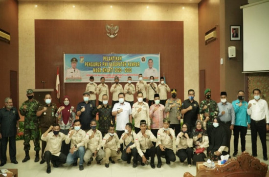 BUPATI KAMPAR DATUK RAJO BATUAH HADIRI PELANTIKAN PENGURUS PWI KABUPATEN KAMPAR MASA BHAKTI 2020-2023