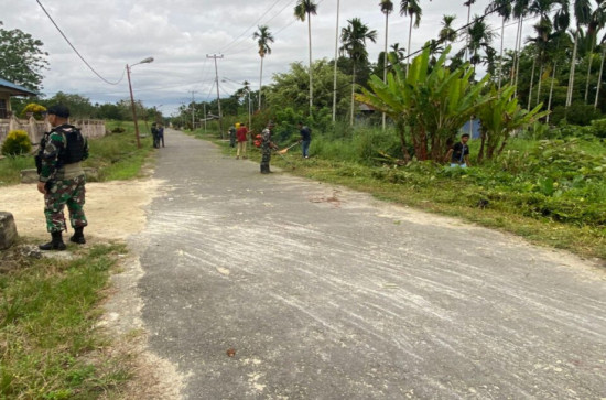 Ajak Masyakat Ciptakan Kampung Bersih, Satgas Pamtas Yonif 132/BS Bersihkan Jalan Perbatasan