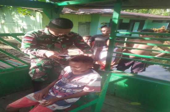 Satgas Pamtas Yonif 132/BS Menanamkan Kerapihan Sejak Dini Kepada Anak-Anak