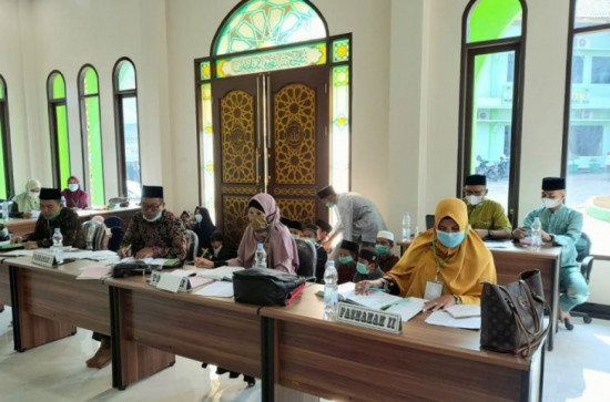Ketua Majlis Hakim Lakukan Sidang Penentuan Juara Lomba Musabaqoh Hifzhil Qur’an dan Tilawah di Masjid Darul Ikhlas