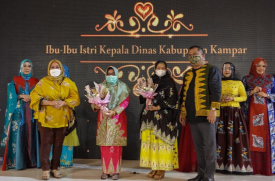 Usung Batik Kampar pada International Fashion Festival 2021, Muslimawati ; Kita Bangga Dengan Batik Kampar.