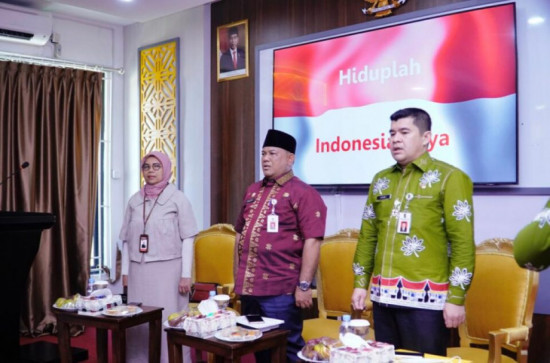 Sekda Kampar dan Sekretaris Deputi Bidang Risat dan Inovasi Daerah launching Ruang Pojok Inovasi berbasis Aplikasi.