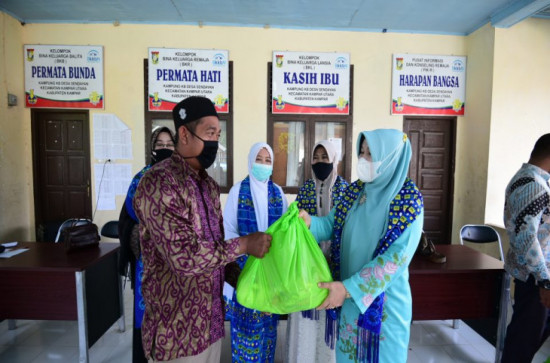 Pemerintah Desa Sendayan terima Alat Pemakaman dari Ketua BKMT Kampar 