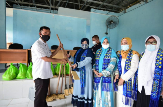 Ketua BKMT Kampar Serahkan Bantuan Alat Pemakaman ke Pemerintah Desa Rumbio 