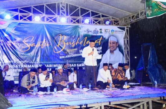 Walau di Guyur Hujan, Sholawatan dan Tausiah Hari Santri Tetap Begemuruh.