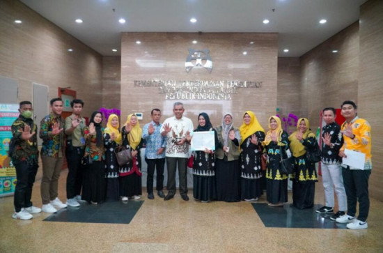 Pj Bupati Kampar Terima Langsung Pengahargaan Kabupaten Layak Anak Kategori Madya Dari Kementerian PPPA RI.