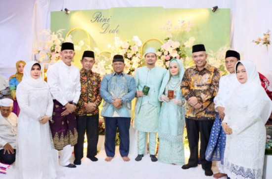 Pj Bupati Kampar dan Sekda Kampar jadi Saksi Pernikahan dr. Edriani Fitri dan Andreaz Mahesa.