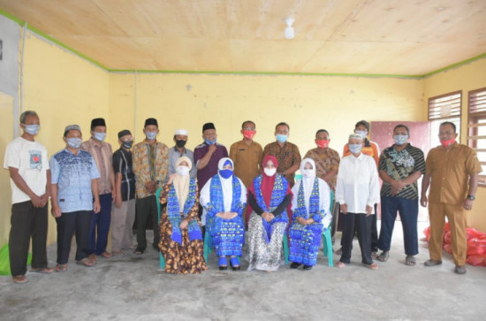 Enam Kecamatan terima Bantuan Alat Pemakaman dari BKMT Kampar