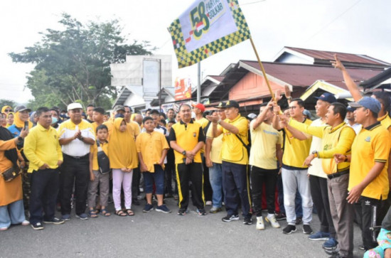 Serentak diadakan di 400 Titik di Indonesia, Pj Bupati Kampar Lepas Gerak Jalan Santai HUT Golkar ke 58.