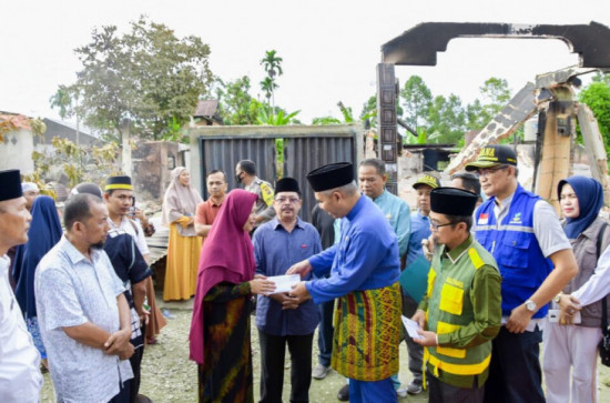 Pasca Kebakaran Dua Rumah di Rumbio, Pj Bupati Kampar Temui Langsung Pemilik Rumah