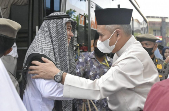 Tiba Di Tanah Air, Pj Bupati Kampar bersama sekda sambut kedatangan Jamaah Haji kloter 04 BTH di Islamic Center Bangkinang.