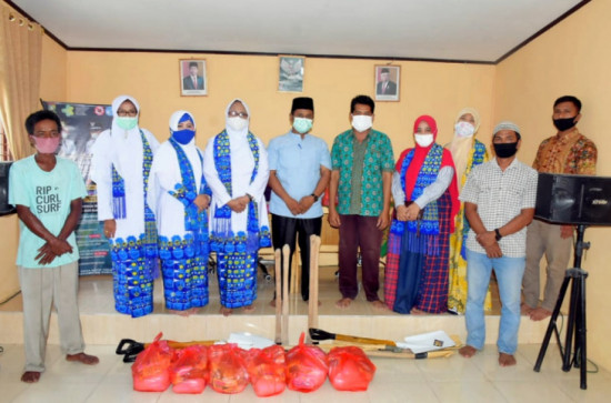 BKMT Kampar Tuntaskan Penyaluran Bantuan Alat Penggali Kubur dan Paket Sembako