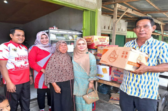 Bangkitkan Usaha Keluarga, Ketua K3S Kampar Serahkan UEP Kepada Lansia.