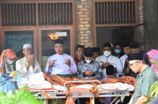 Pj Bupati Kampar melayat ke rumah duka Almarhumah Hj. Darmataksiah ibunda Drs.Zulher. Ms