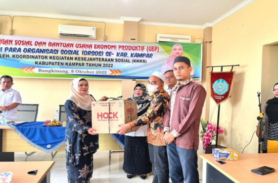 Ketua K3S Kampar Buka Bimbingan Sosial Sekaligus Serahkan Bantuan UEP Kepada Orsos Kampar.