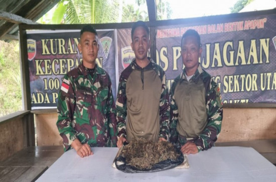 Kembali, Warga Kp.Banda Menyerahkan Karung Berisi Ganja Kepada Satgas Pamtas Yonif 132/BS