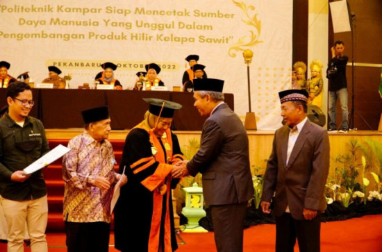 Penjabat Bupati Kampar Dr. H. Kamsol Hadiri Wisuda XI Ahli Madya Dan Wisuda I Sarjana Terapan Polkam.