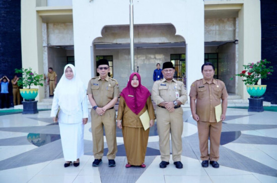 Apel Senin Pagi, Sekda Kampar Serahkan SK Kenaikan Pangkat ASN Kampar sebanyak 818 Orang.