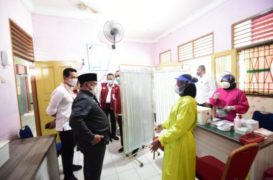 Sekda Kampar Ikuti Vaksinasi Covid-19 bersama Lansia di Puskesmas Tambang 