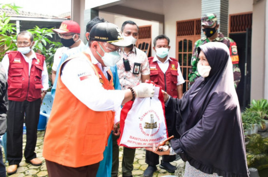 Usai Pimpin Apel Siaga Posko PPKM, Bupati Kampar Serahkan Bantuan Sembako dan Obat-obatan.
