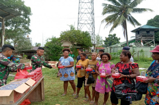 Satgas Pamtas Yonif 132/BS Gotong Royong Bersama Masyarakat Skouw