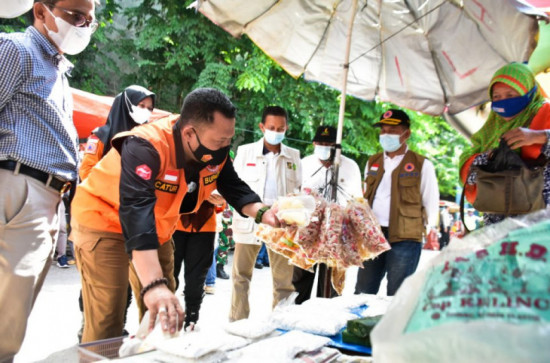 Tinjau Pasar Inpres ,Bupati Kampar Cek Harga dan Belanja Sayuran di Kaki Lima.