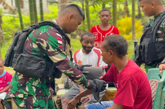 TNI AD Berikan Pelayanan Kesehatan Gratis Di Perbatasan