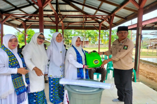 Disambut Meriah Oleh Masyarakat Sungai Rambai BKMT Serahkan Alat Penyelenggaraan Jenazah, Ketua BKMT Kampar ; Kembangkan Terus Ilmu Keagamaan.