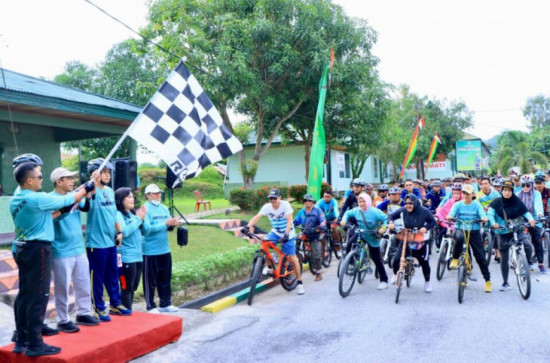 Meriahkan HUT TNI Ke-77, Asisten III Setda Kampar Ir. Azwan olahraga Sepeda Santai Bersama Forkopimda Kampar yang di Gelar oleh Kodim 0313/KPR.