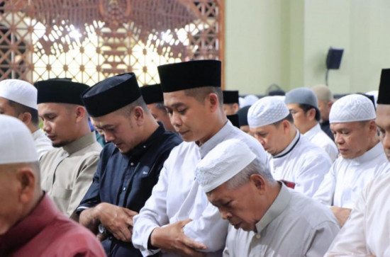 Bersama Pj. Bupati Kampar Dan Imam Dari Mesir, Danyon 132/BS Ikuti Shalat Taraweh Berjamaah