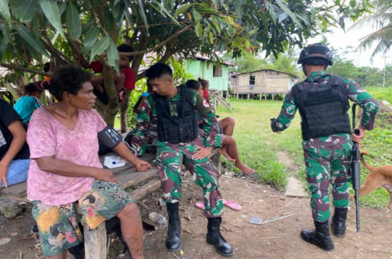 Membangun Kesehatan Masyarakat Yang Tangguh, Prajurit Bima Sakti Datangi Masyarakat Perbatasan Papua
