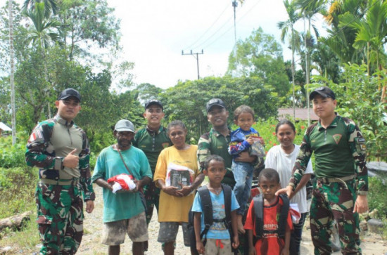 Satgas Yonif 132/BS Berikan Bantuan Tas Sekolah Kepada Masyarakat Distrik Mannem.