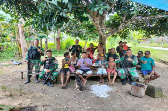 Ciptakan Hubungan Yang Harmonis, Satgas Yonif 132/BS Mengunjungi Masyarakat Kp. Kalimao.