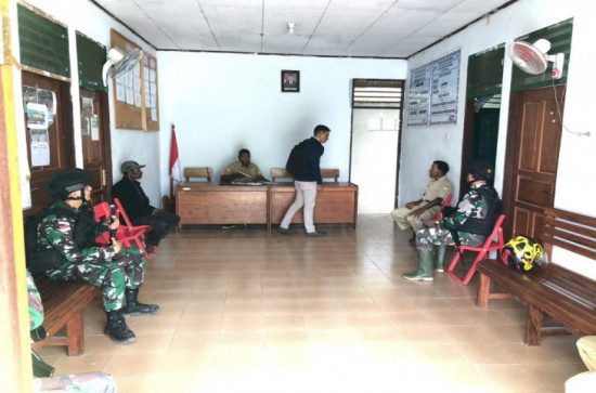 Satgas Pamtas Yonif 132/BS Bersama Perangkat Desa Wambes Berkomitmen Ciptakan Rasa Aman Bagi Masyarakat