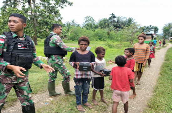 Meningkatkan Kedekatan Dengan Masyarakat Satgas Pamtas Yonif 132/BS Pos Bendungan Tami Melaksanakan Anjangsana.