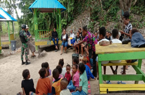 Satgas Pamtas Yonif 132/BS Dan Yayasan PESAT Menanamkan Nilai-Nilai Keagamaan Sejak Dini Kepada Generasi Muda Papua.