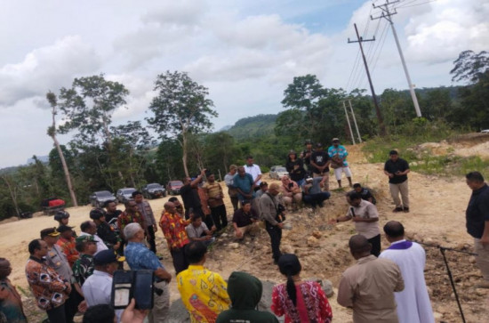 Satgas Pamtas Yonif 132/BS Hadiri Acara Peletakkan Batu Pertama Situs Rohani Yowong