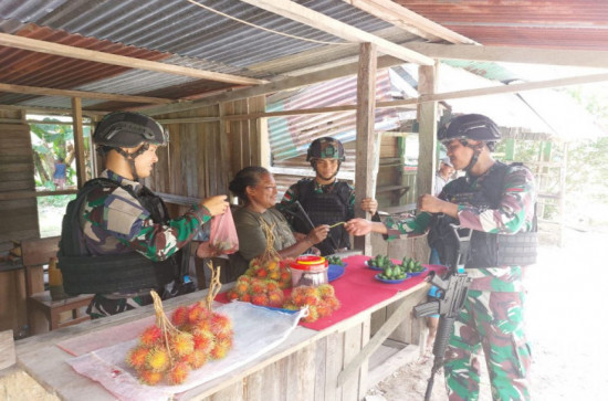 Bantu Menggerakkan Roda Perekonomian, Satgas Yonif 132/BS Borong Hasil Bumi Masyarakat.