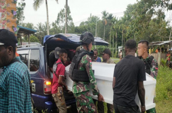 Peduli Duka Masyarakat, Satgas Yonif 132/BS Bantu Prosesi Pemakaman Masyarakat Kp. Piawi Yang Meninggal.