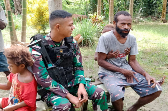 Satgas Pamtas RI-PNG Yonif 132/BS Mengunjungi Kp.Uskuar Untuk Menyapa Masyarakat.