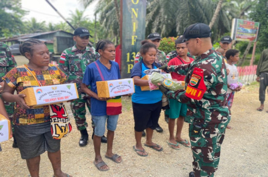 Satgas Pamtas Yonif 132/BS Memberikan Kejutan Kepada Mama-Mama Papua