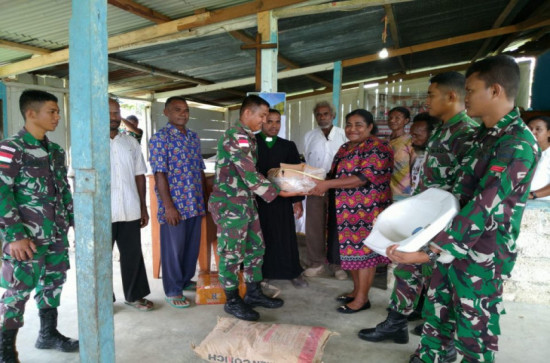 Satgas Yonif 132/BS Berikan Bantuan Material Bangunan Guna Percepatan Renovasi Gereja