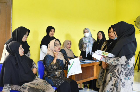 Wujudkan Peningkatan Pengetahuan dan Tumbuh Kembang Anak, TP PKK Kampar Melakukan Pembinaan BKB-HI di Desa Teluk Kenidai